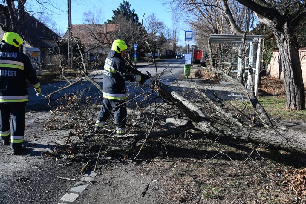 Riasztás: pokoli erejű, 100 km-es vihar tépi cafatokra az országot