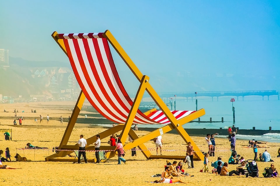 A zsúfolt strandon senkinek nem tűnt fel a kétségbeesett kislány vergődése