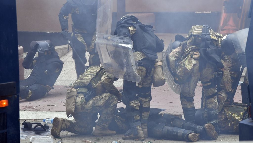 Hazajött 12 sérült katona Koszovóból, hősként fogadták őket