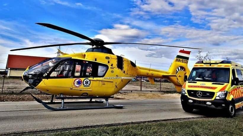 Mentőhelikopter parkol az M6-os autópályán a horrorbaleset miatt