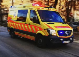 Végül mentő rohant kórházba a siroki férfivel Fotó: OMSZ illusztráció