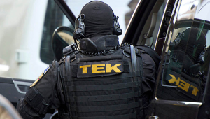 Esélye sem volt a robbantással fenyegető férfinak a TEK speciálisan kiképzett kommandósaival szemben/fotó: police.hu