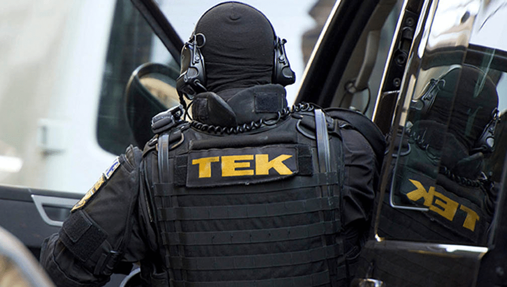 A TEK kommandósai elfogták korrupt kollégáikat /fotó: police.hu