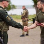 Volodimir Zelenszkij ukrán elnök kitüntet egy katonát/ Fotó: Handout