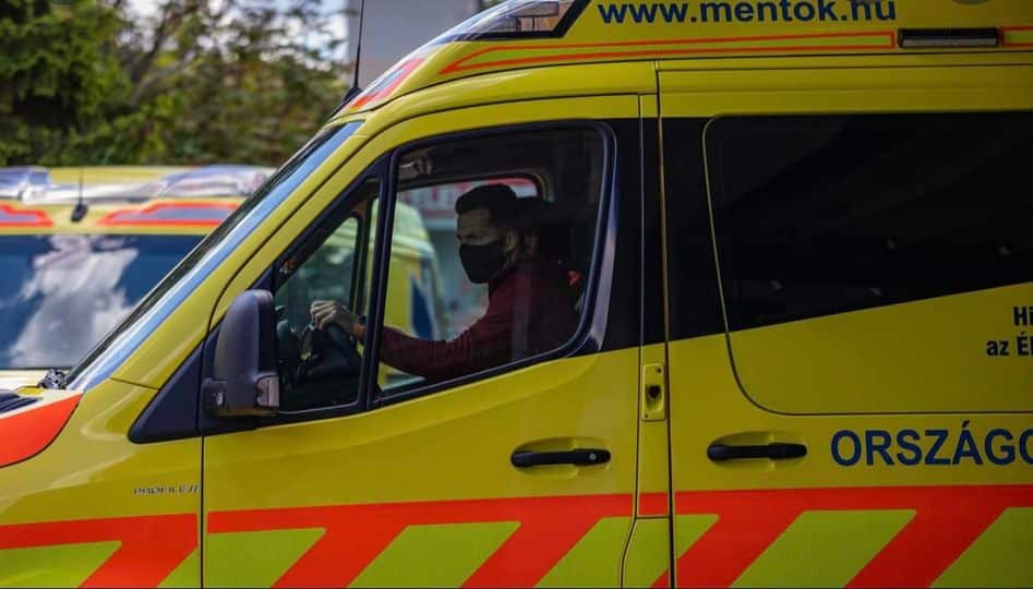 Őrjöngve üldözték a beteg rokonai a mentőket Székesfehérváron