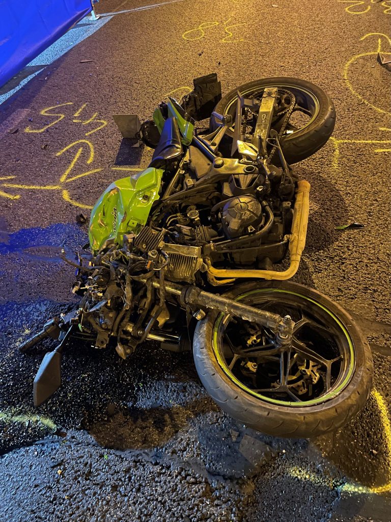 A Mercedes sofőrje részegen áthajtott a piroson, és levadászta a vétlen motorost/fotó: police.hu