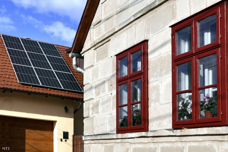 Nagy csalódás éri a háztulajdonosokat, ha nem kötnek a napelemre biztosítást/fotó: MTI