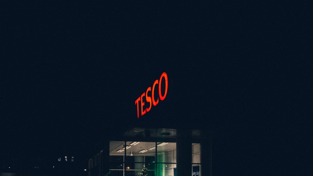 Kibabrál a Tesco az idős vásárlókkal