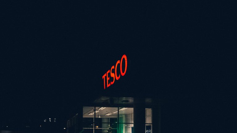 Kibabrál a Tesco az idős vásárlókkal