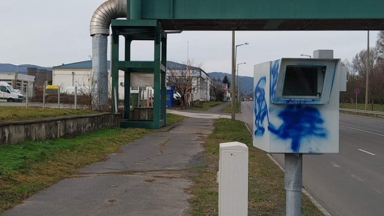 Két traffipax berendezést vertek szét a vandál gyorshajtók/fotó: police.hu