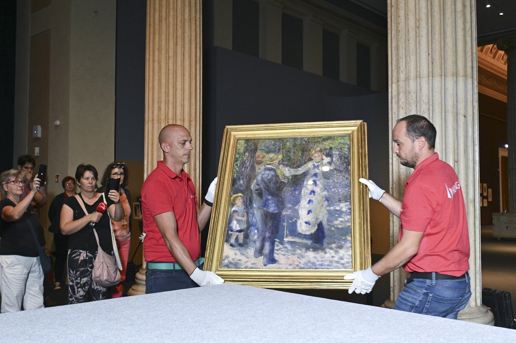 Kicsomagolják Pierre-Auguste Renoir A hinta című olajfestményét a Szépművészeti Múzeumban 2023. szeptember 12-én. Fotó: MTI/Koszticsák Szilárd
