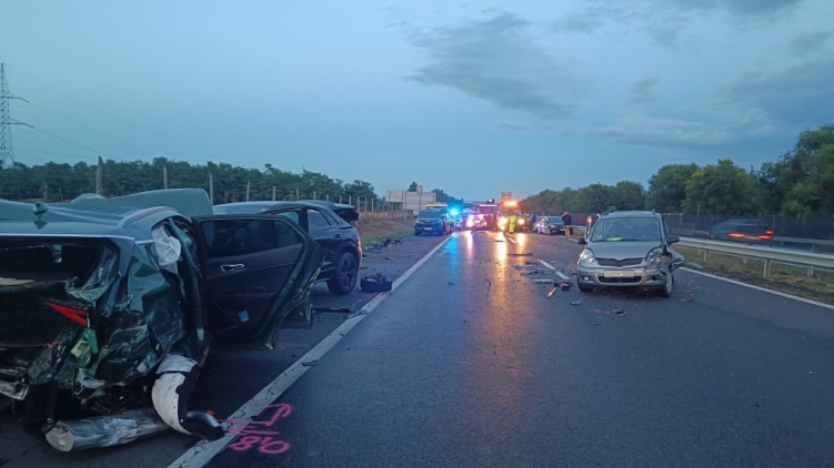 Egy ember meghalt, amikor 7 autó rohant egymásba az M3-as autópályán Fotó: police.hu