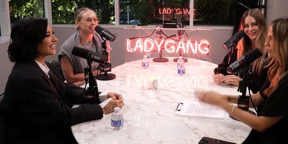 Demi Lovato interjút ad a TheLadyGang podcastjében. Fotó: YouTube/TheLadyGang/Képernyőfotó