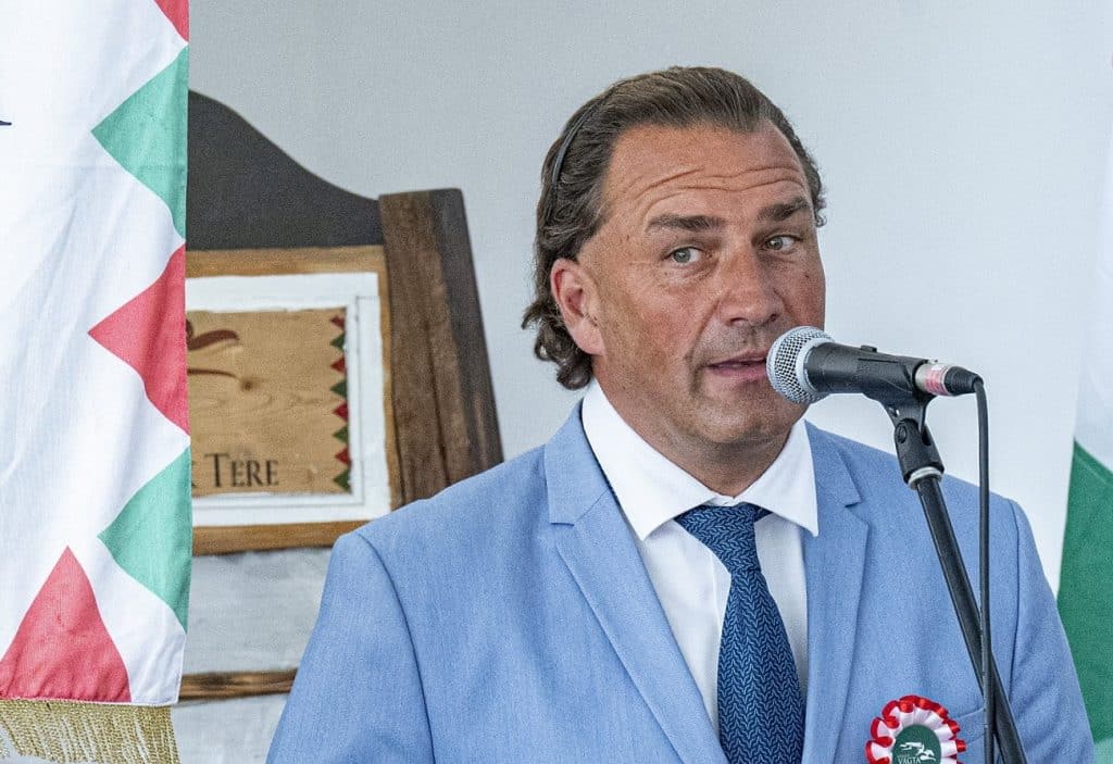 Szotyori Nagy Kristóf versenyigazgató a 16. Nemzeti Vágta előfutamainak sorsolásán a Nemzeti Lovardában. Fotó: MTI/Szigetváry Zsolt