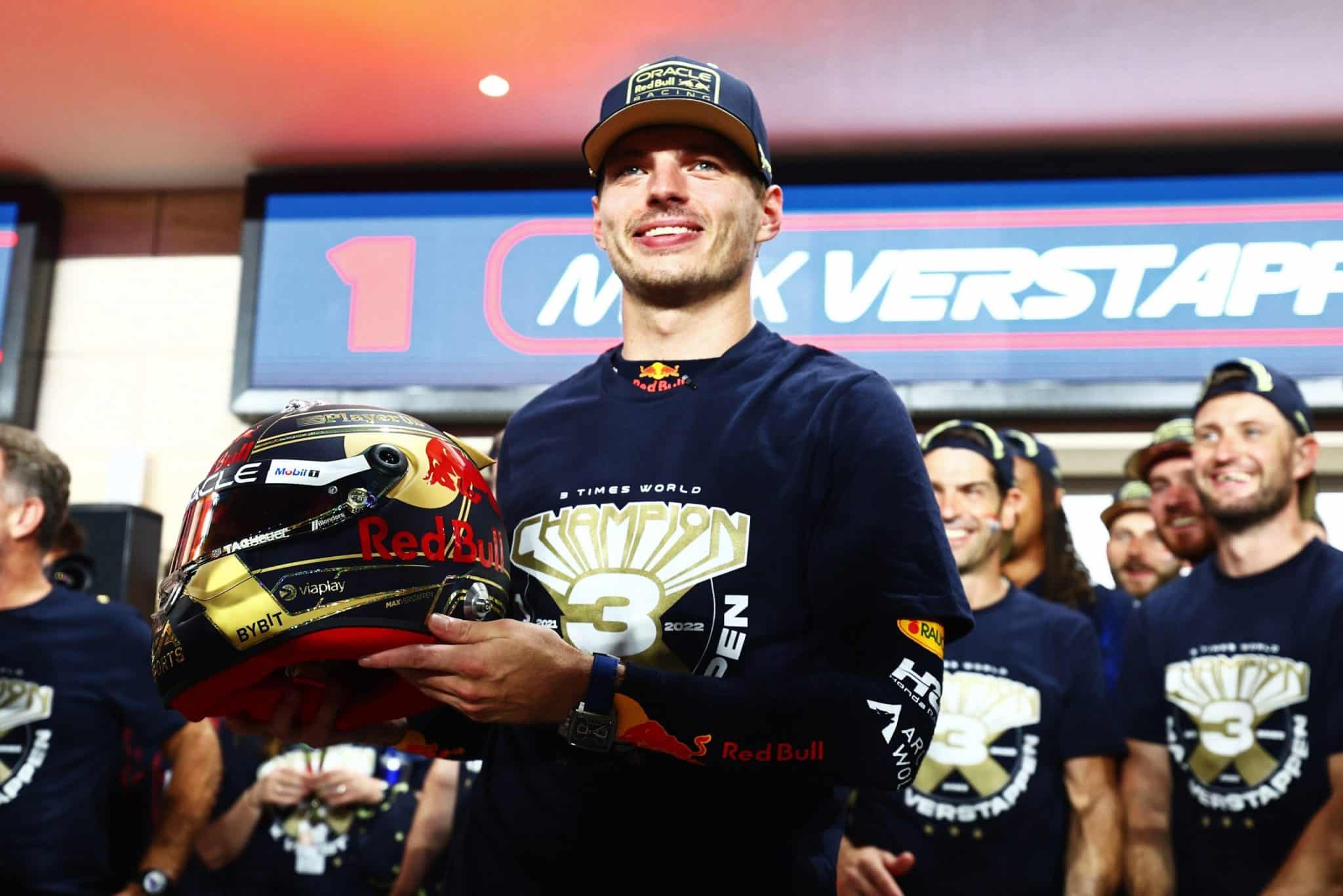 Verstappen csak kapkodja a fejét azon, ami körülötte folyik Fotó: Red Bull