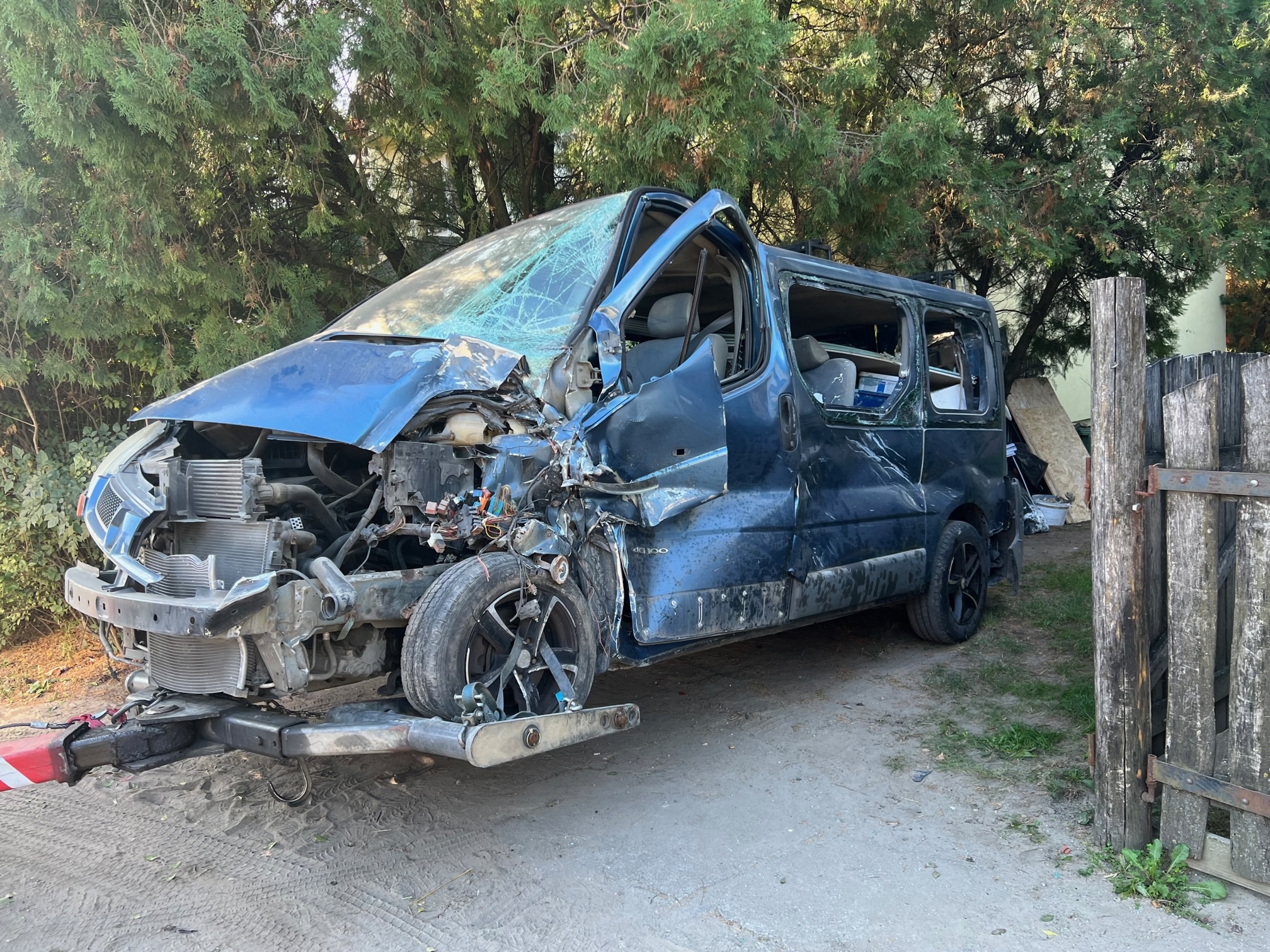 A száguldó furgonos fékezés nélkül rohant a parkoló kocsikba Fotó: Virág Márton