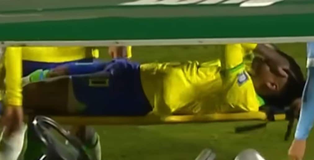Hordágyon viszik le a sérült Neymart a pályáról Fotó: YouTube/Ms Football
