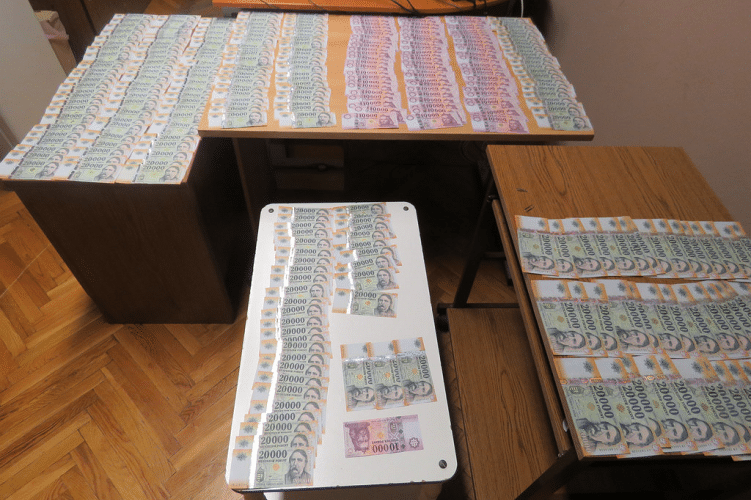 Hat millió forintnál is több készpénzt találtak a nő lakásán a rendőrök - Fotó: police.hu