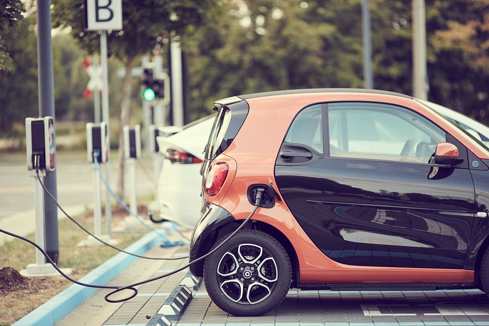Az elektromos autó egyelőre olyan mint a hasmenés, a tulajdonosa imádkozik, hogy időben hazaérjen Fotó: Pixabay