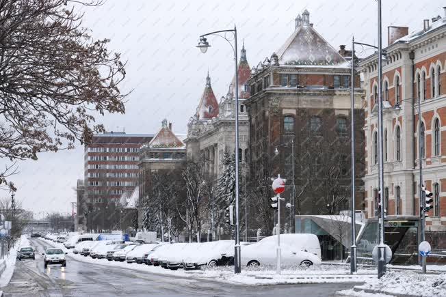 Tudtuk, hogy havazni fog, mégis váratlanul érte a budapesti autósokat fotó: MTI