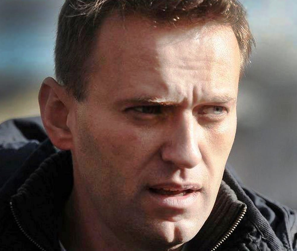 Most temetik Navalnijt – itt az élő közvetítés