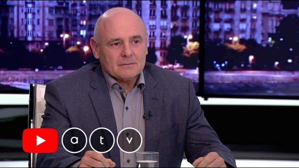 Rónai Egon beugrásával nem először mentette meg az ATV Híradót Fotó: Egyenes Beszéd/Youtube