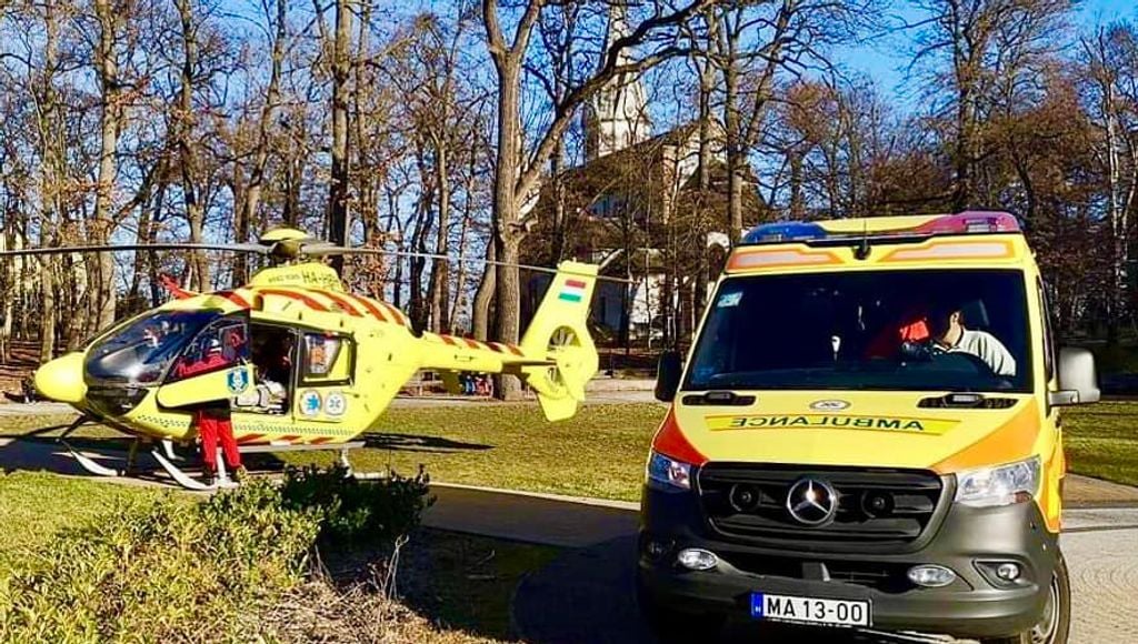 A lapáttal megvert nőt mentőautó, az édesapját helikopter vitte kórházba Fotó: OMSZ/illusztráció