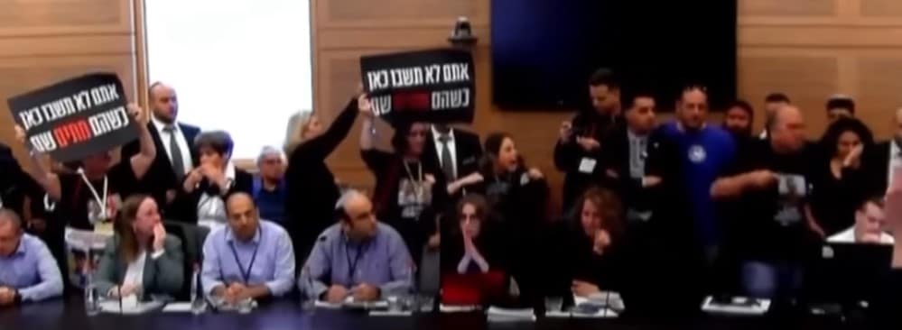 Gázai túszok családtagjai hatoltak be a parlamentbe – VIDEÓ
