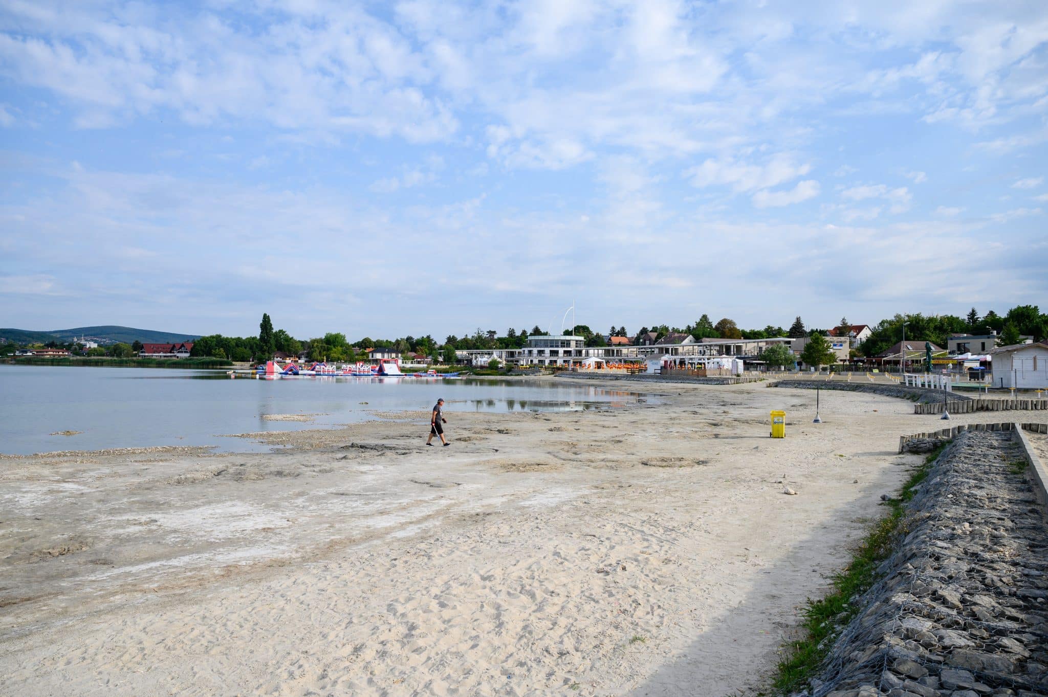 Már nem ilyen siralmas a látvány a Velencei-tó partján Fotó: RTL Híradó