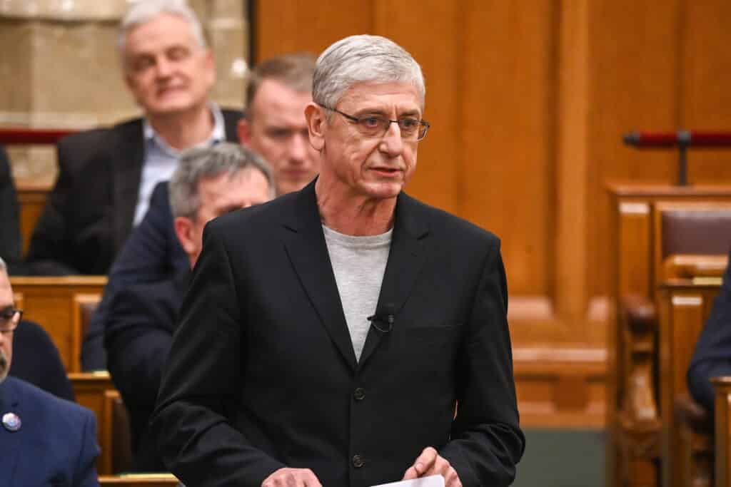 Gyurcsány Ferenc beteszi a lábát a gyerekszobákba