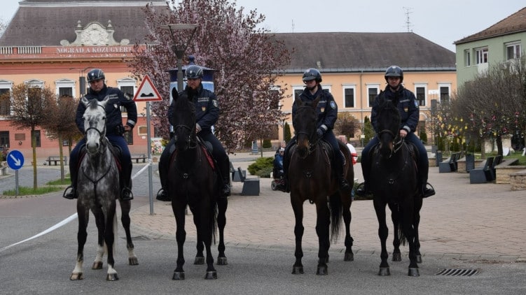 A lovasrendőrök feltűnése is a biztonságérzetet erősíti Fotó: police.hu