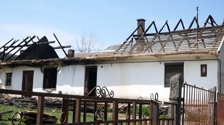 A ház gazdáját életveszélyes állapotban vitték a mentők kórházba Fotó: TV2 Tények
