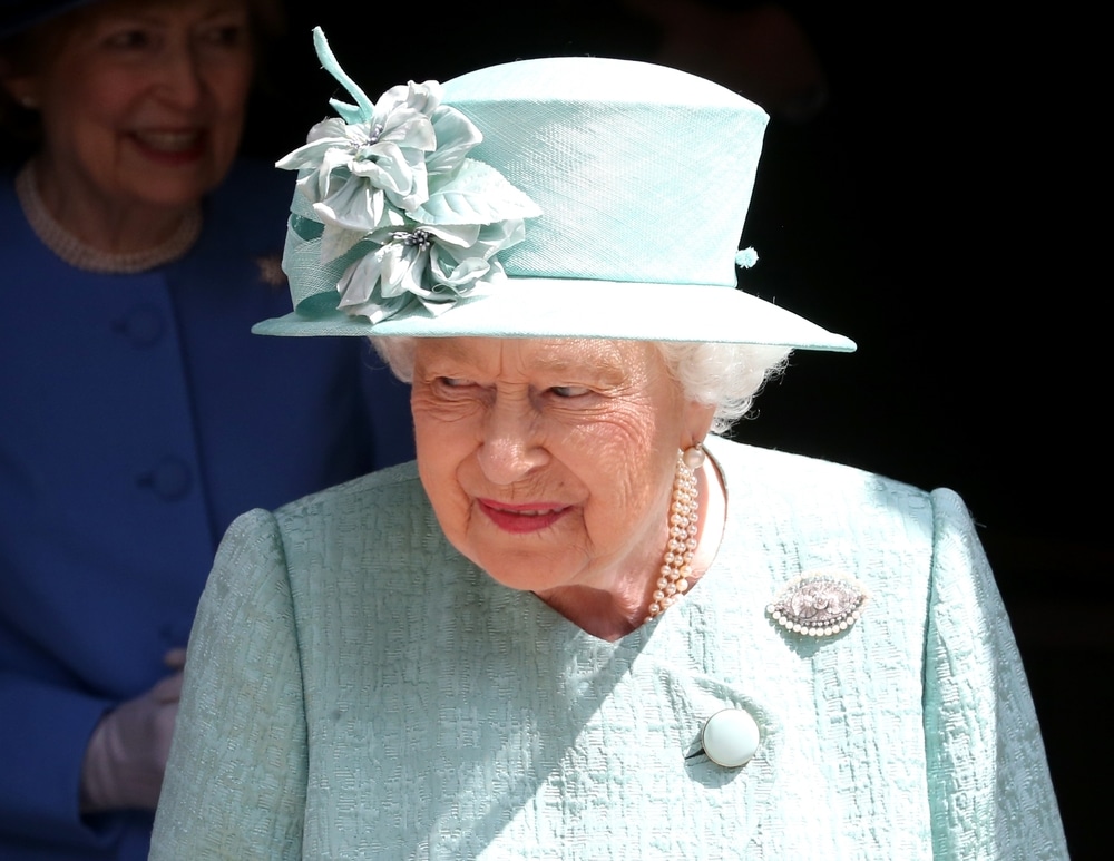 Imádta a bajt II. Erzsébet: a királynőt az apró hibák tartották életben