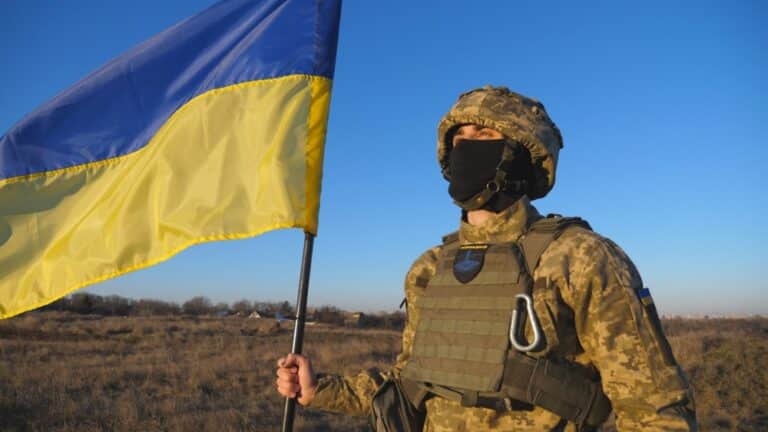 Ukrajna: Ha lógsz a gyerektartással, a frontra küldünk!