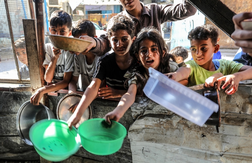 Gázai gyerekek várnak az ételosztásra / Fotó: Shutterstock