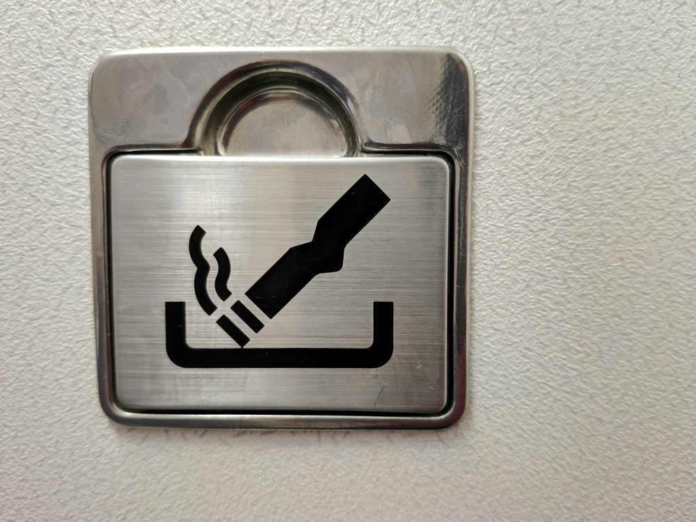 Tilos a dohányzás! Miért van akkor hamutartó a repülőgépeken