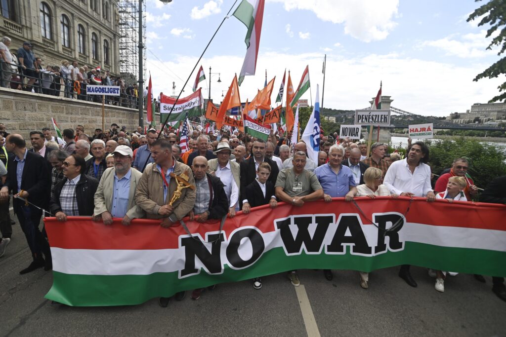Orbán Viktor a Békemeneten: „nem megyünk az orosz frontra”
