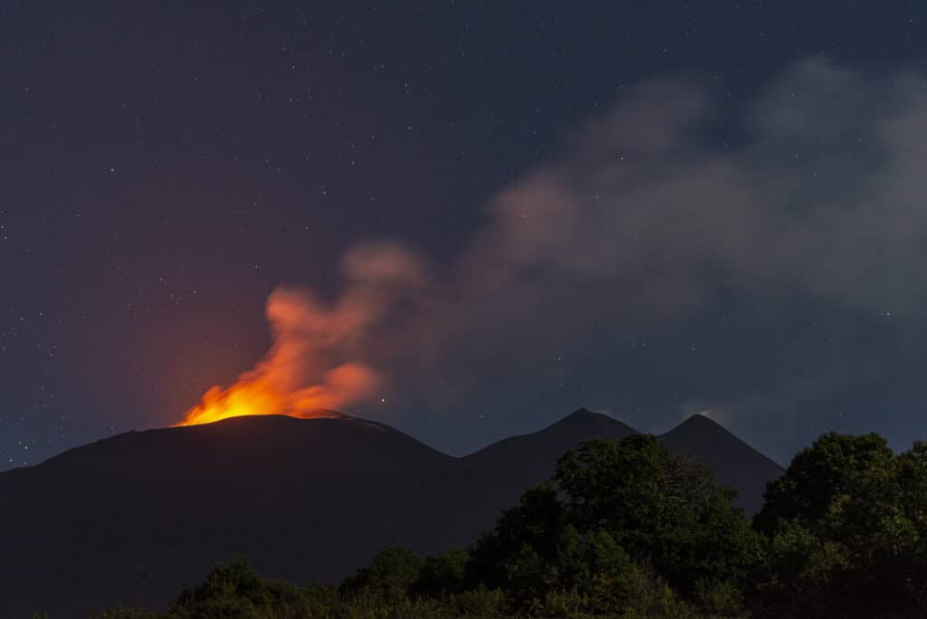 Kitört az Etna: 6000 méteres hamufelhővel akadályozza a légi forgalmat