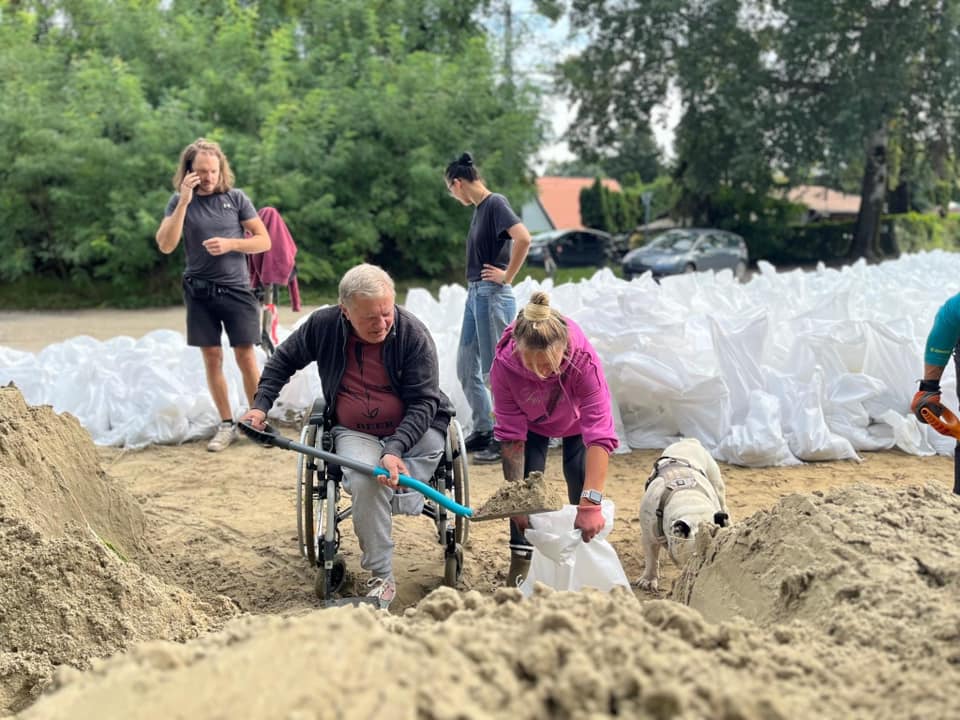 A kerekesszékes Kálmán bácsi lett a dunai árvíz hőse