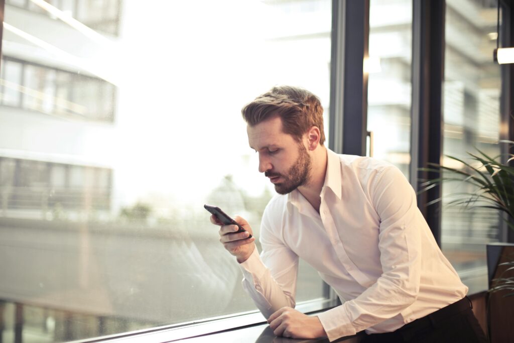 8 jel, ami arra utal, hogy kémek járnak a telefonjában