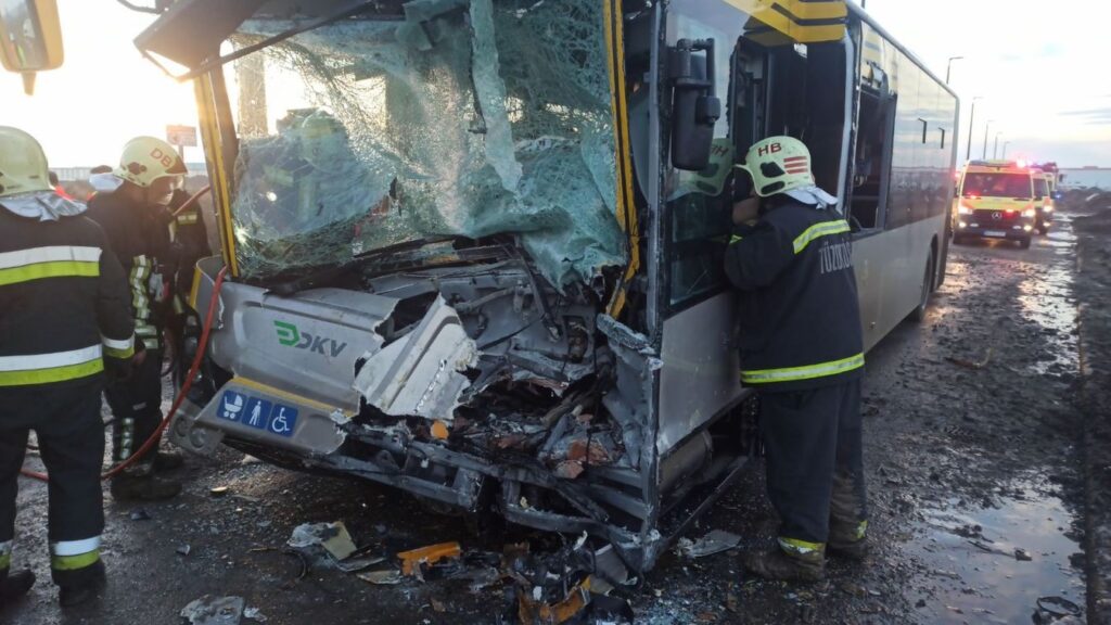 Már 19 sérültje van a debreceni buszbalesetnek