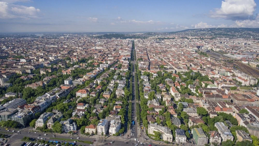 Tüntetők űzik el a buszokat, autókat a belvárosból ma délután