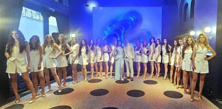 A Miss World Hungary 20 versenyzője, valamint a két műsorvezető, Rókusfalvy Lili és Fodor Imre