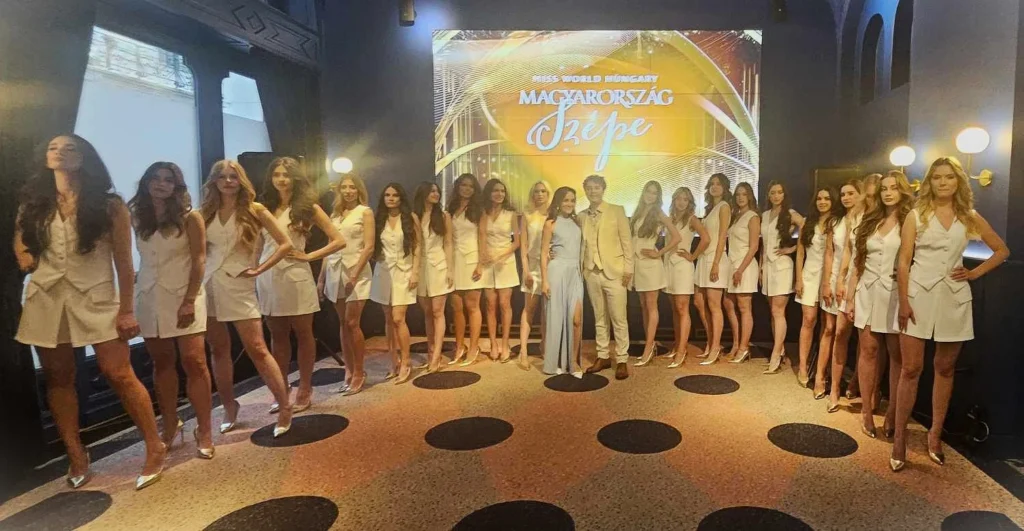 A Miss World Hungary 20 versenyzője, valamint a két műsorvezető, Rókusfalvy Lili és Fodor Imre