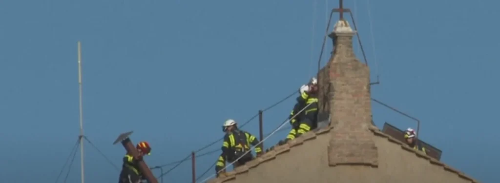 Tűzoltók lepték el a Sixtus-kápolnát