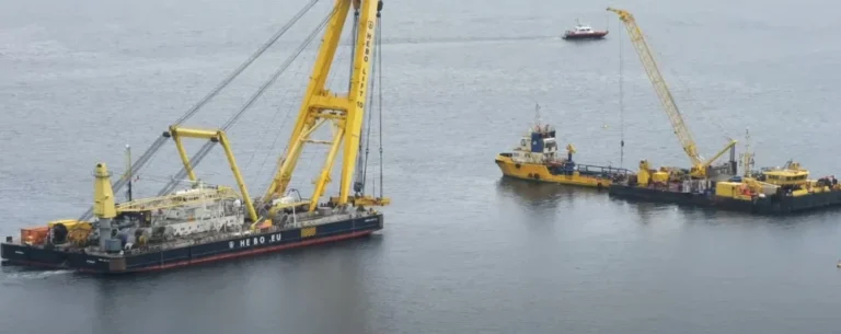 A Bayesian katasztrófájának helyszínén felvonuló uszálydaruk / Kép forrása: Youtube