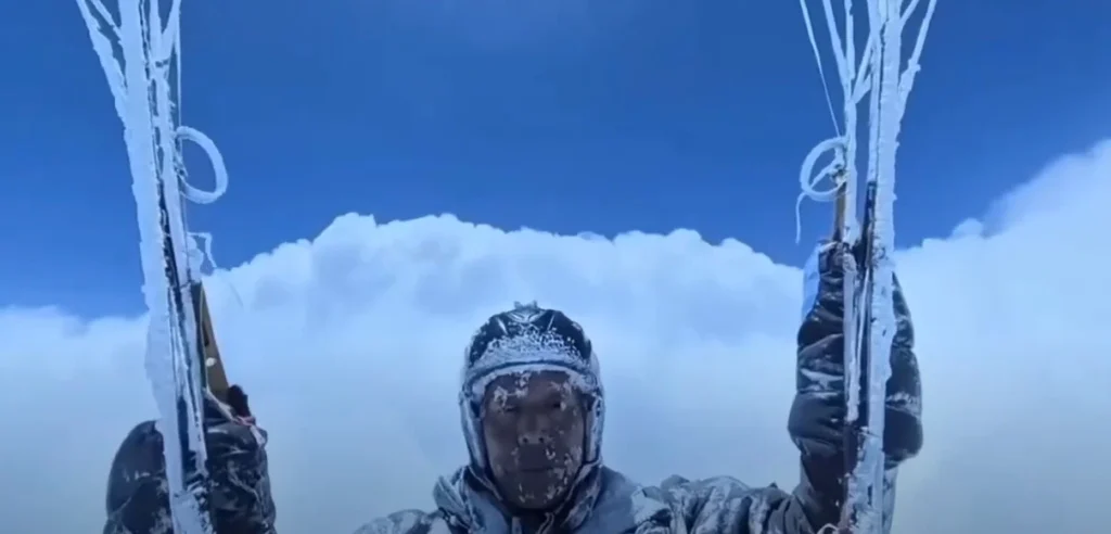 Légörvény szippantotta 8500 méterre az ejtőernyőst - VIDEÓ