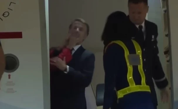 Macron és felesége Hanoi repülőterén / Kép forrása: Youtube