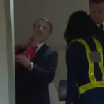 Macron és felesége Hanoi repülőterén / Kép forrása: Youtube