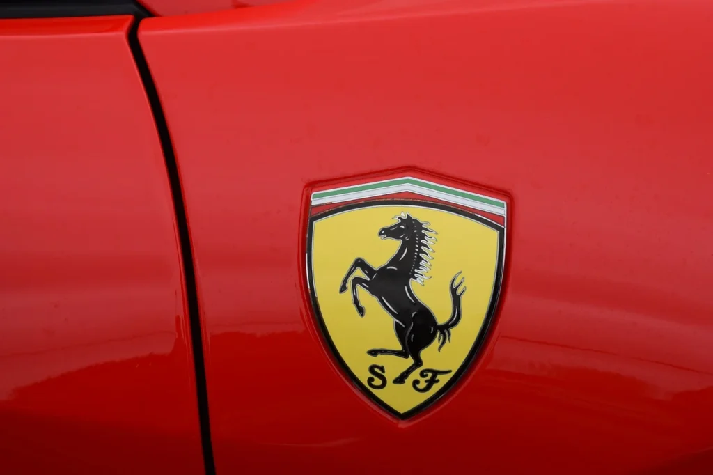 Folyóba zuhant a 150 milliós Ferrari, mindkét utasa szörnyethalt